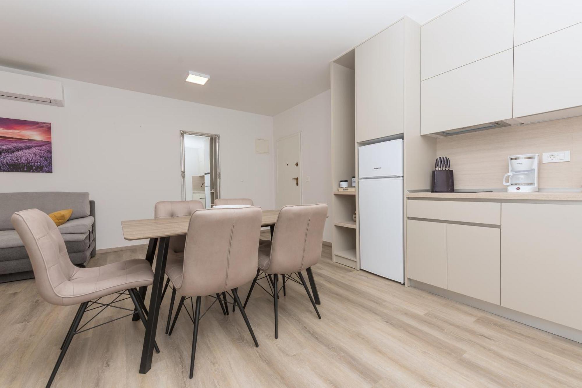 Apartments By The Sea Makarska - 19134 Номер фото