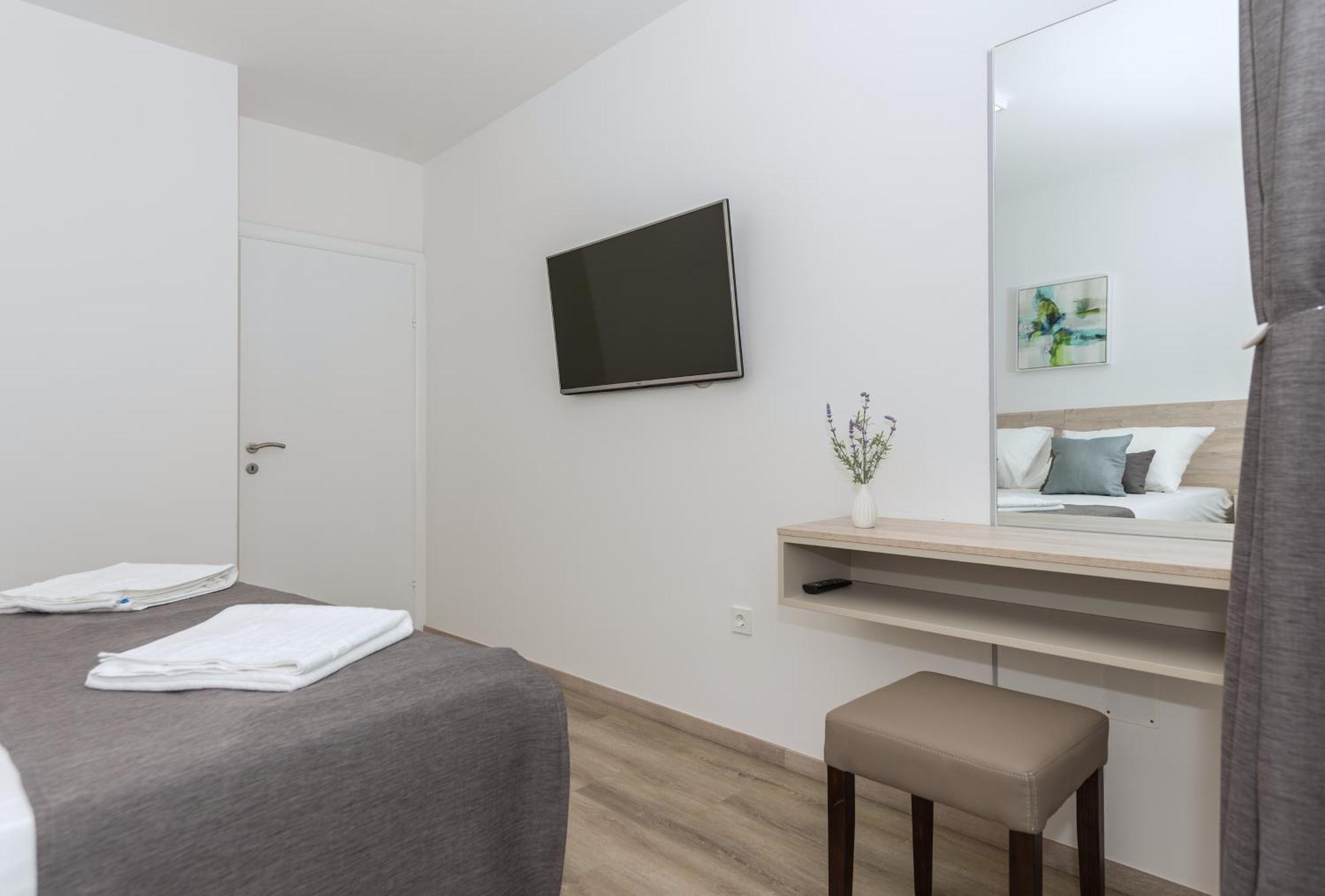 Apartments By The Sea Makarska - 19134 Номер фото